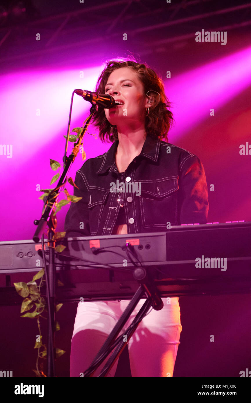 Nina Nesbitt effettuando al Festival Wychwood, Cheltenham, Regno Unito. Giugno 1, 2018 Foto Stock