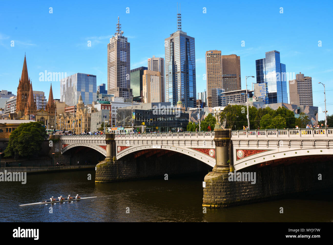 Vista di Melbourne dello skyline della città da Southbank con persone kayak sul fiume Yarra Foto Stock