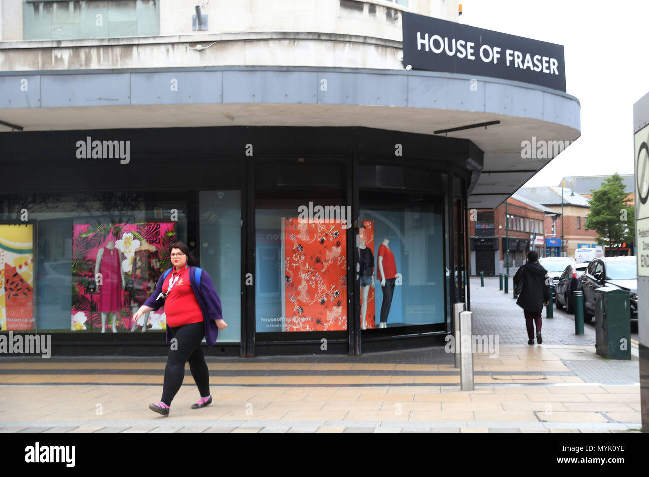 Pedoni passare il Middlesbrough branch di House of Fraser che è uno di quelli previsti per chiudere dopo che il rivenditore ha annunciato i piani per il blocco 31 dei suoi 59 negozi in tutto il Regno Unito e in Irlanda come parte di una trattativa di salvataggio, urtando circa 6.000 posti di lavoro. Foto Stock