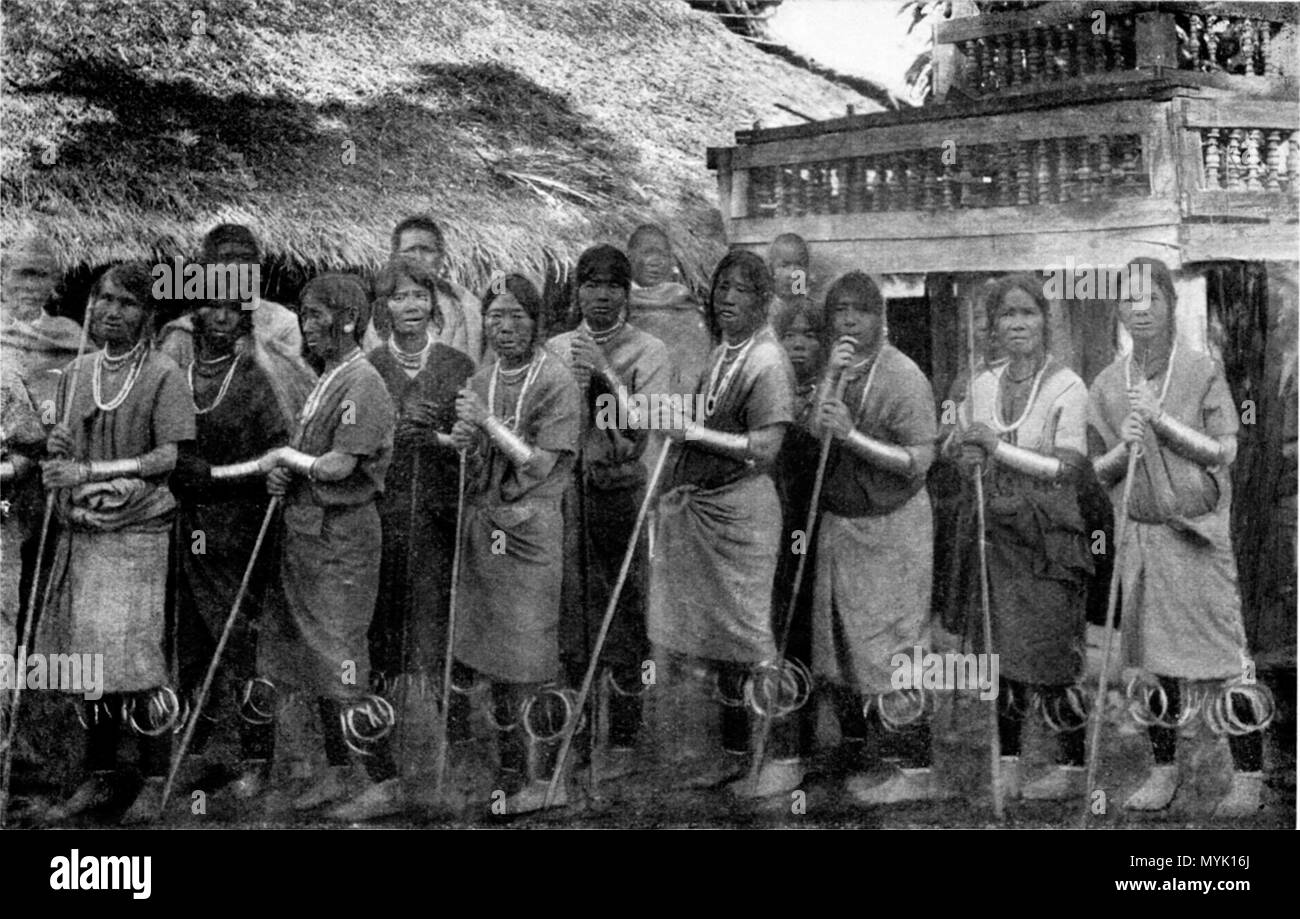 . Inglese: Loi Ling Karen donne che indossano ottone-asta bracciali e gamba-ring. 1922. Sir J. G. Scott, K.C.I.E. 327 LoiLingKaren womenWearingBrass-rodArmlets andLeg-ring Foto Stock