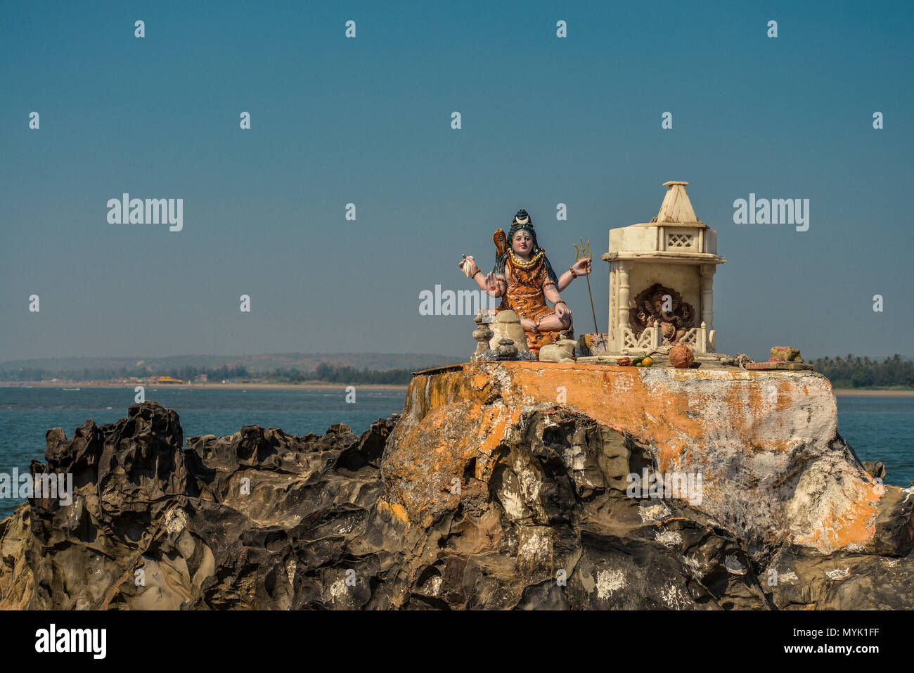 Statua del dio Vishnu vicino Siddeshwar tempio sulla spiaggia Chapora nel Nord Goa, India Foto Stock