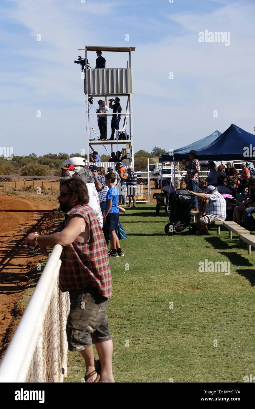 Le persone a bordo pista al magnete di montaggio a cavallo di razza in corso, Mt magnete, Eastern Goldfields, Western Australia - Aprile 2018 | Utilizzo di tutto il mondo Foto Stock