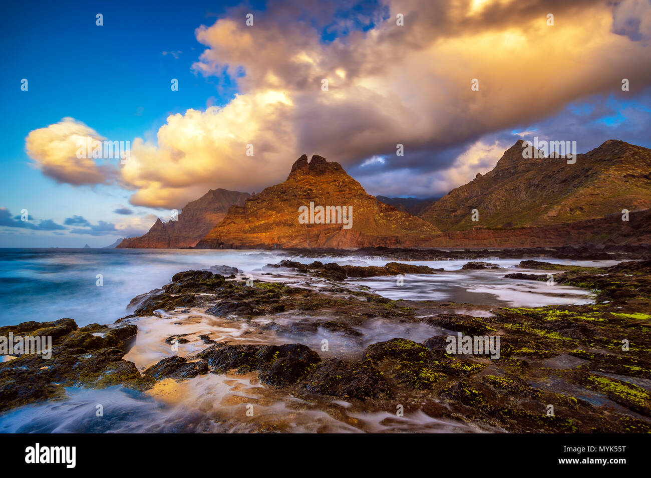 Seascape - montagne di Anaga crescente direttamente da oceani a Punta del Hidalgo in Tenerife Foto Stock