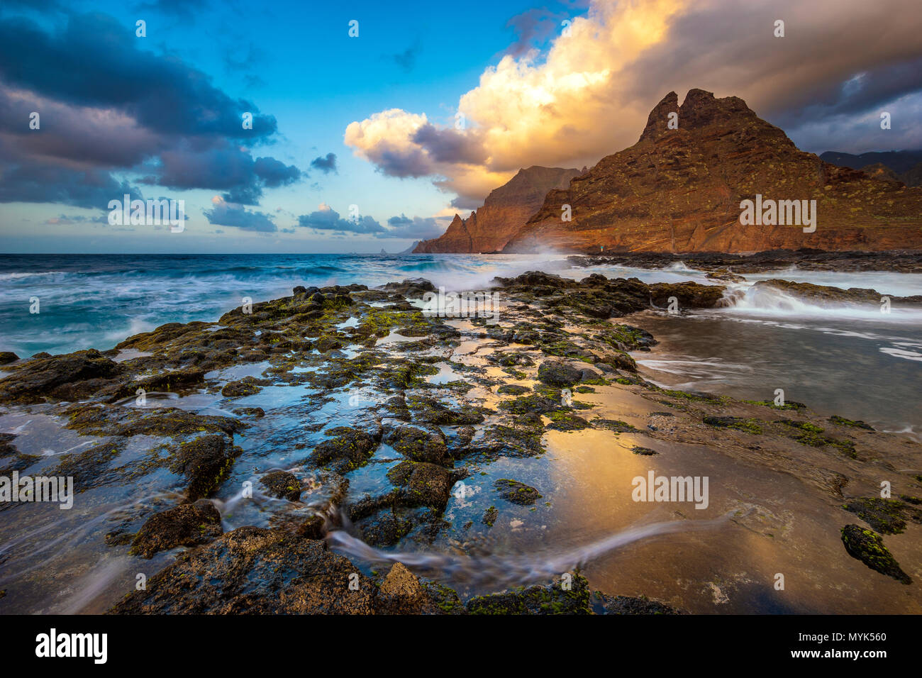 Seascape - montagne di Anaga crescente direttamente da oceani a Punta del Hidalgo in Tenerife Foto Stock