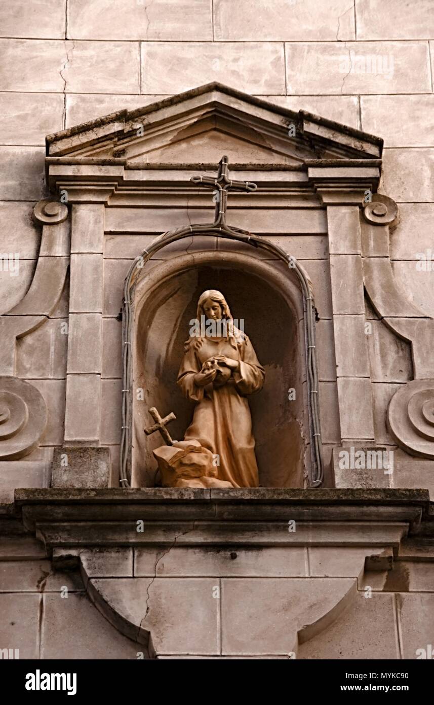 Scultura religiosa della Vergine Maria nella parete di una chiesa cristiana Foto Stock