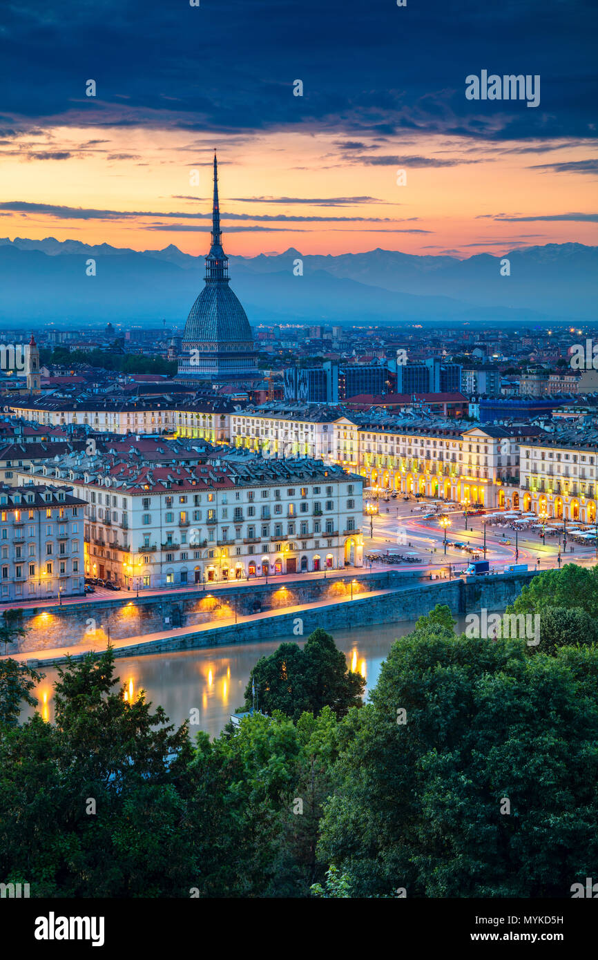 Torino. Antenna immagine cityscape di Torino, Italia durante il tramonto. Foto Stock