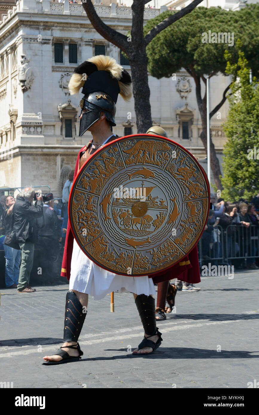 Roma, Italia - 23 Aprile 2017: la rappresentazione degli antichi romani nel giorno del compleanno di Roma, con centurioni, soldati, legioni, senatori, handmai Foto Stock