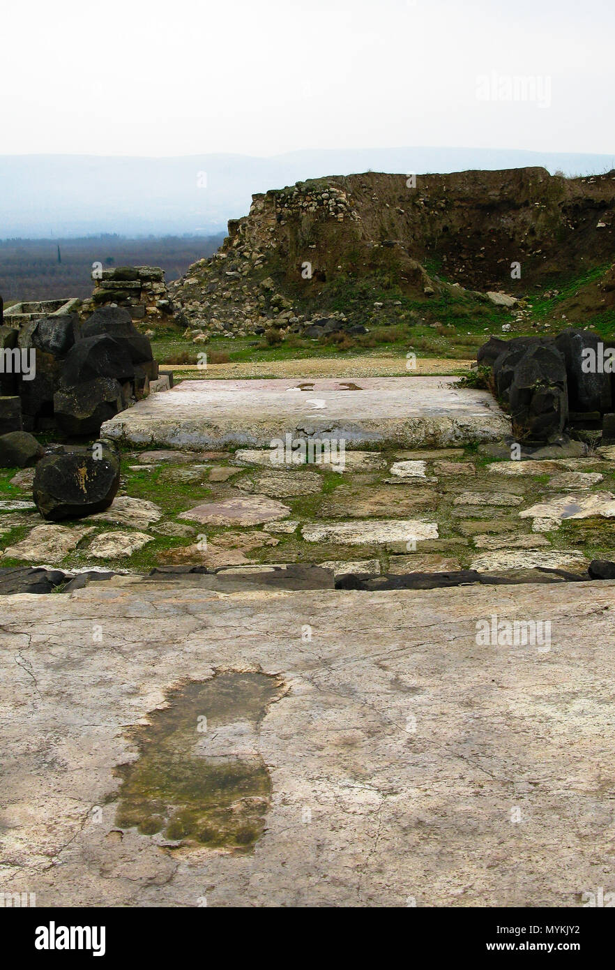 Footprint gigante della dea Ishtar passi in Ain Dara tempio, Aleppo, Siria Foto Stock