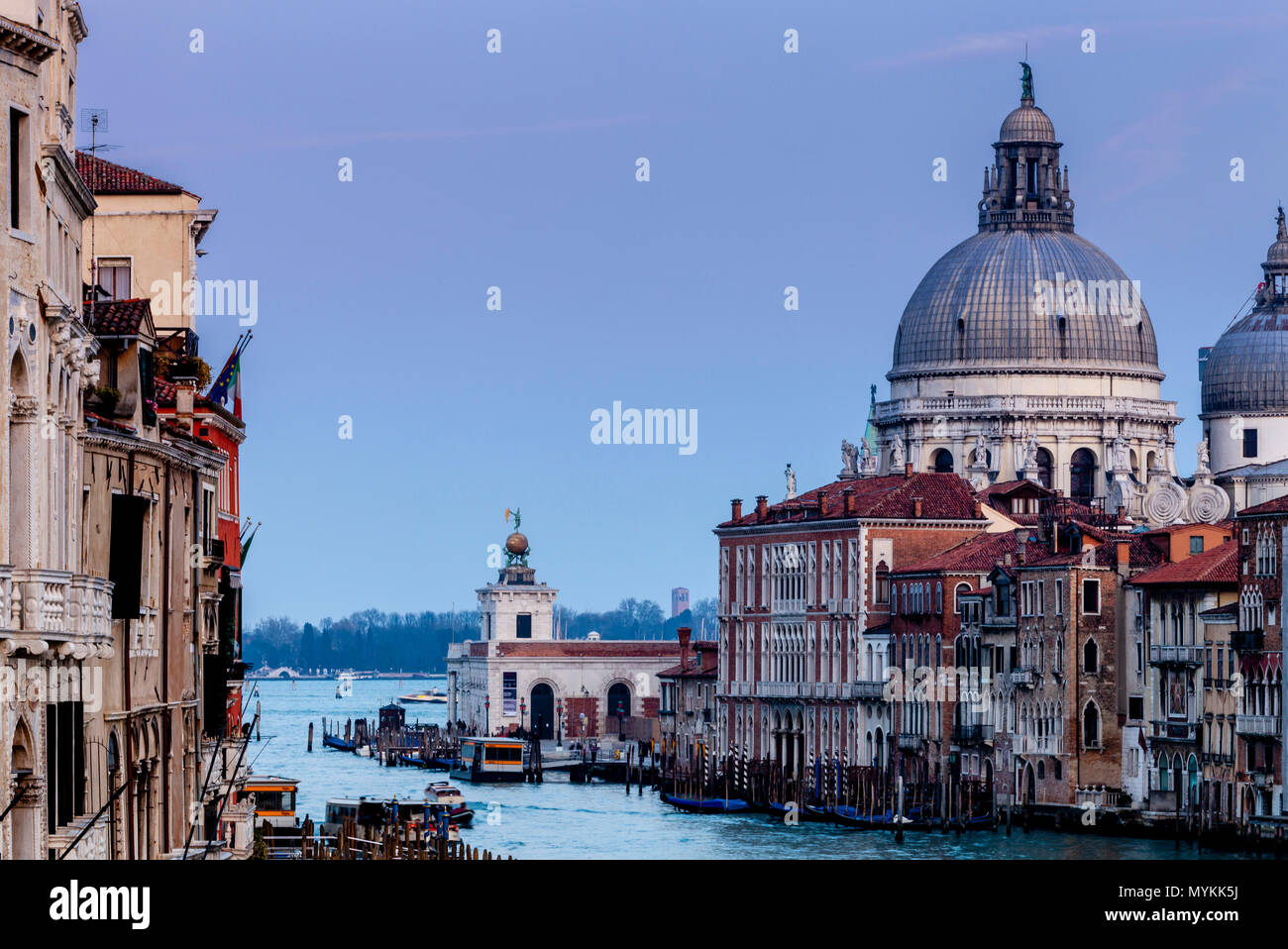 La vista attraverso il Canal Grande verso la chiesa di Santa Maria della Salute, dal Ponte dell'Accademia, Venezia, Italia Foto Stock