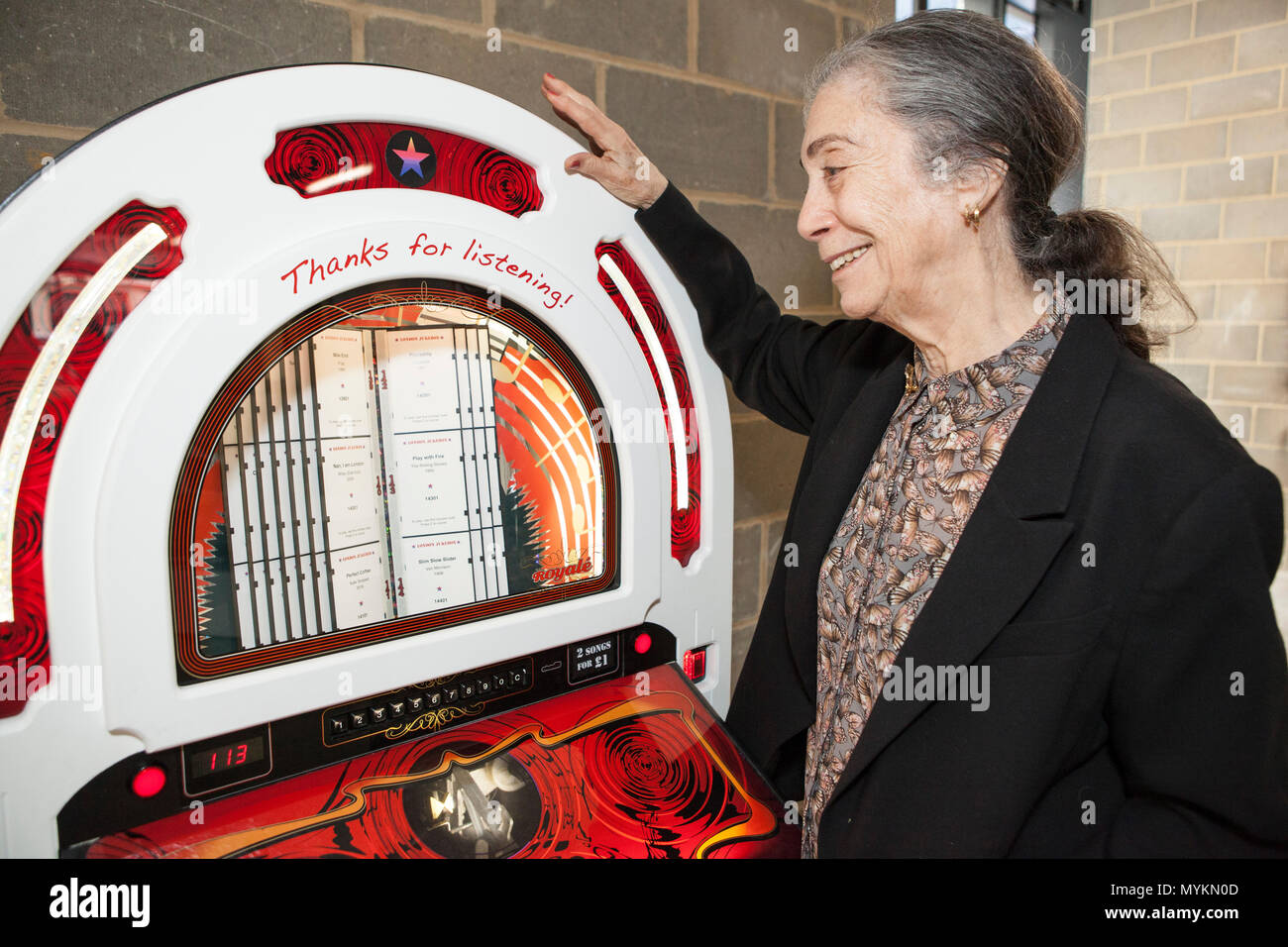 Artista Susan Hiller con un jukebox di Londra-brani a tema che ella è la donazione per un asta di beneficenza in aiuto di ArtAngel. Foto Stock