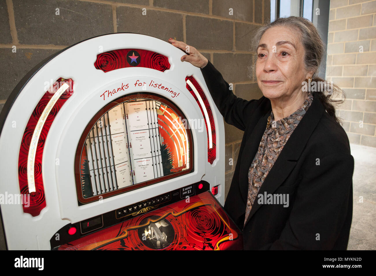 Artista Susan Hiller con un jukebox di Londra-brani a tema che ella è la donazione per un asta di beneficenza in aiuto di ArtAngel. Foto Stock