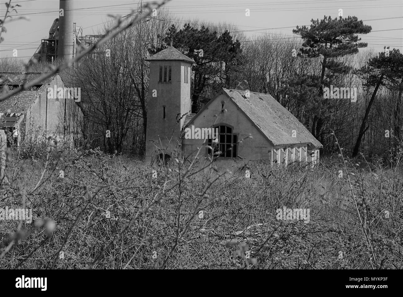 Abbandonata la chiesa edificio, in un villaggio dimenticato South Wales coast Foto Stock