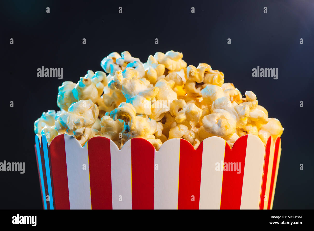 Popcorn cinema su sfondo chiaro, il concetto di film Foto Stock