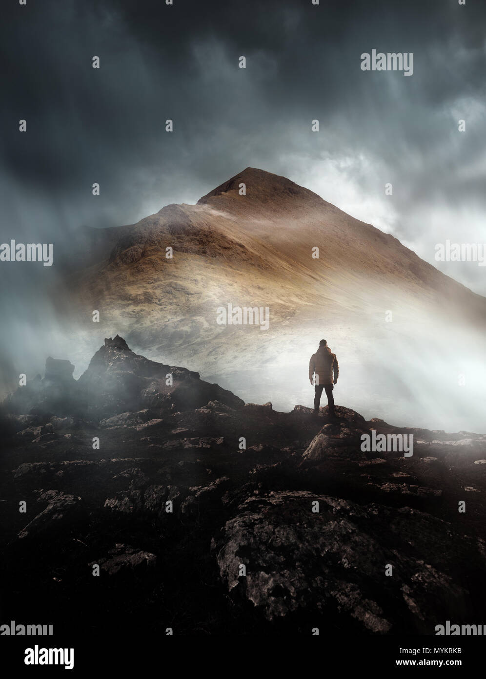 Una persona Escursionismo guarda in poi a una montagna avvolta nella nebbia e nuvole con il picco visibile. Paesaggio panoramico foto composite. Foto Stock