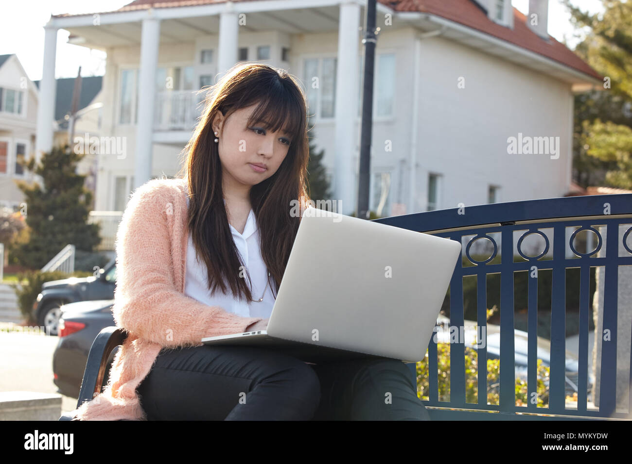Donna asiatica lavorando sul computer portatile Foto Stock