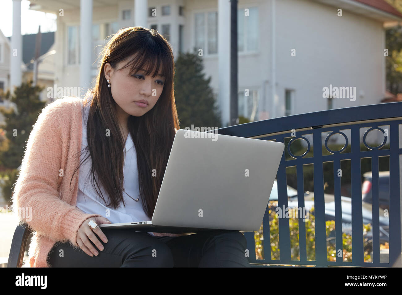 Donna asiatica lavorando sul computer portatile Foto Stock