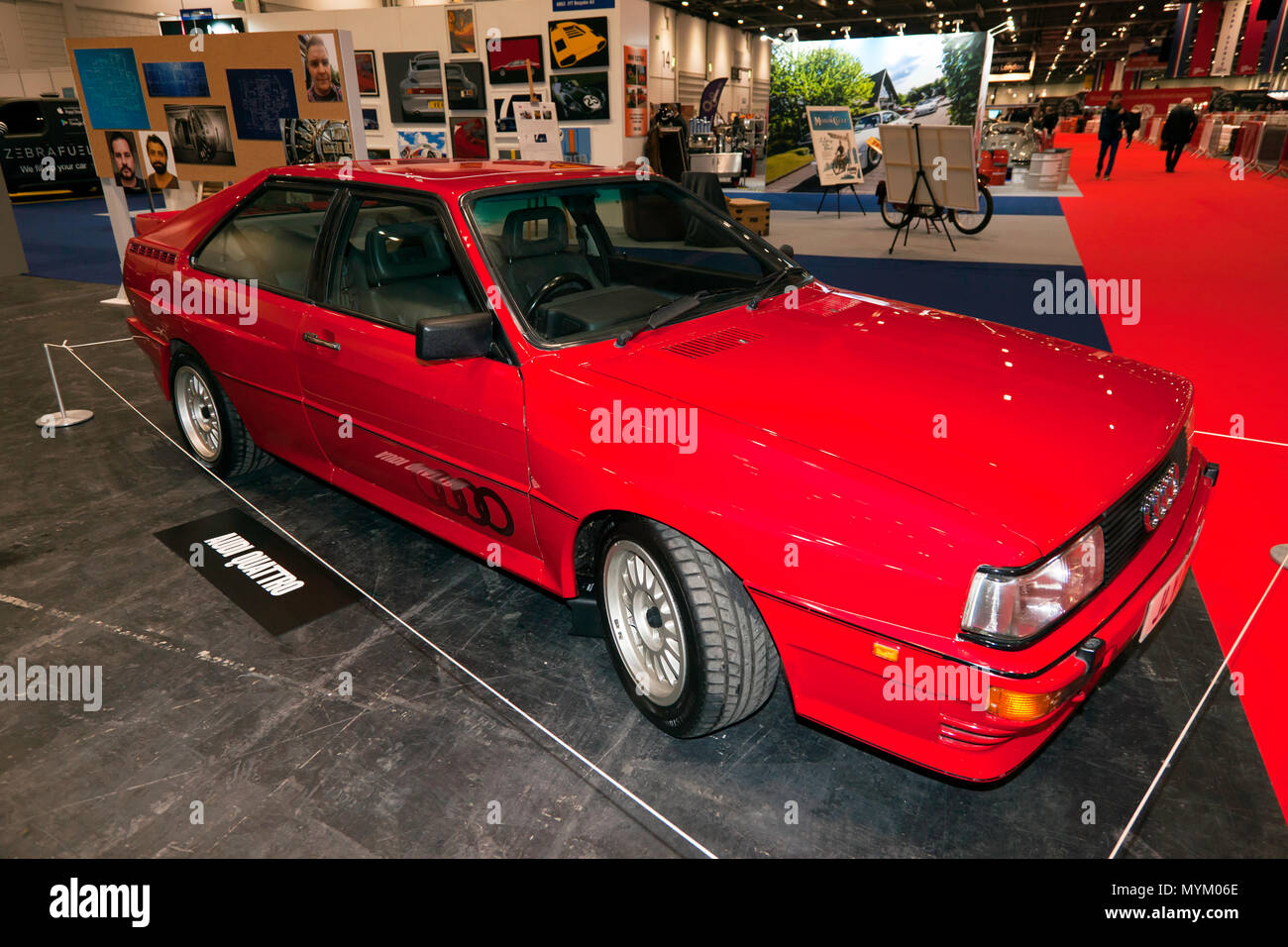 Fuoco su quattro!.Philip Glenister curata una linea di fuga auto, compreso questo Audi che ha reso celebre nella serie TV "Cenere alla cenere". Foto Stock