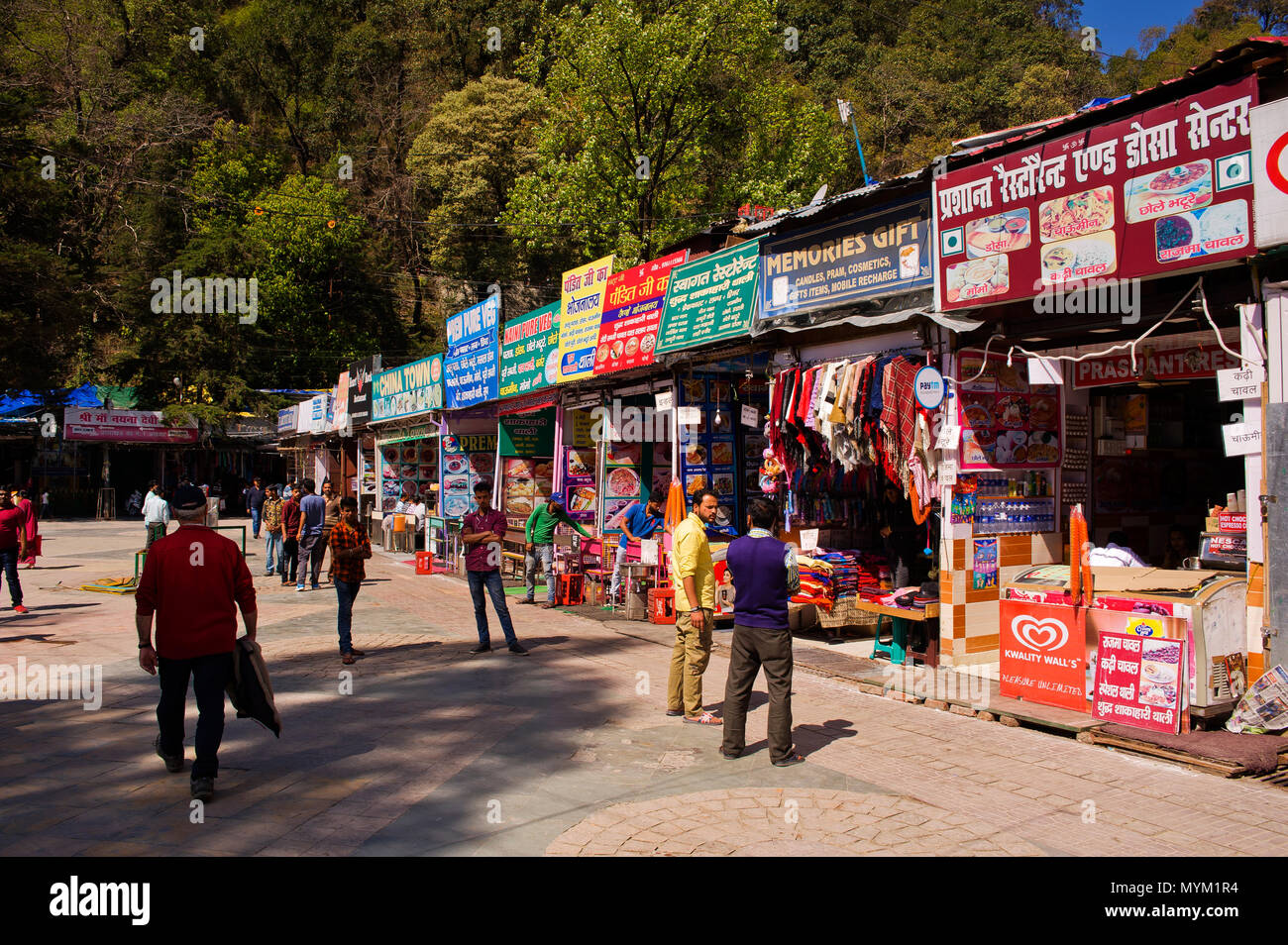 Popolo Indiano in visita dell'area di China Town Market, Naini Tal, Uttarakhand, India Foto Stock