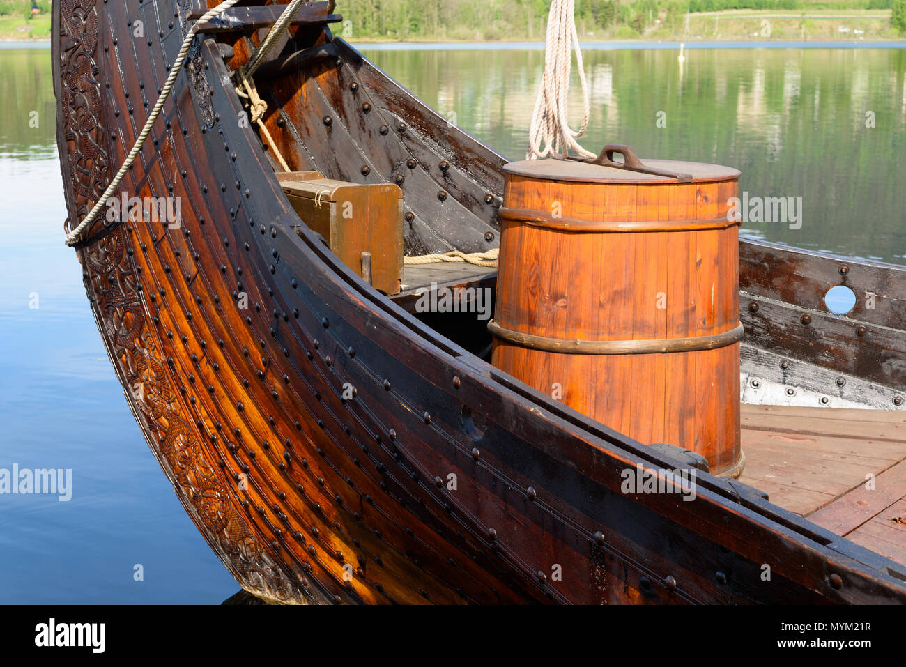 Akkerhaugen, Norvegia - 20 Maggio 2018: documentario di viaggio della vita di tutti i giorni e il luogo. Un barile di legno per la conservazione degli alimenti o delle apparecchiature in prua delle repli Foto Stock
