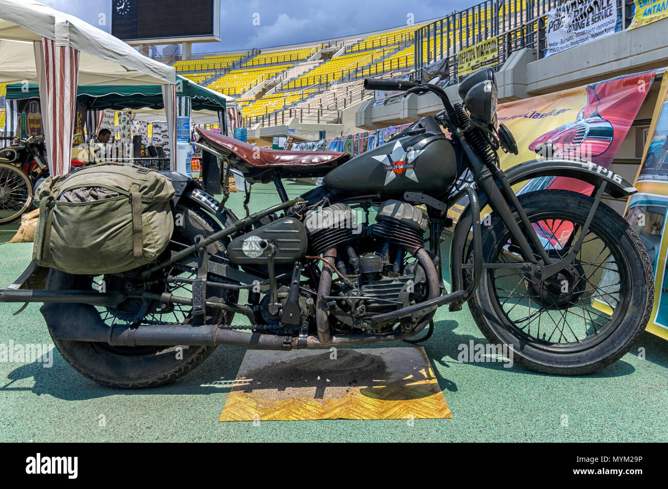 Heraklion, Creta / Grecia - Luglio 6, 2013: vecchio stile militare Harley Davidson durante un veicoli vintage show a Pankritio Stadium. Foto Stock