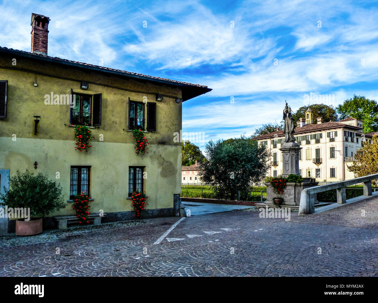 Il ponte sul Naviglio Grande di Cassinetta di Lugagnano, la statua di San Carlo Borromeo che qui si è fermato a riposo l'ultimo giorno di vita e t Foto Stock
