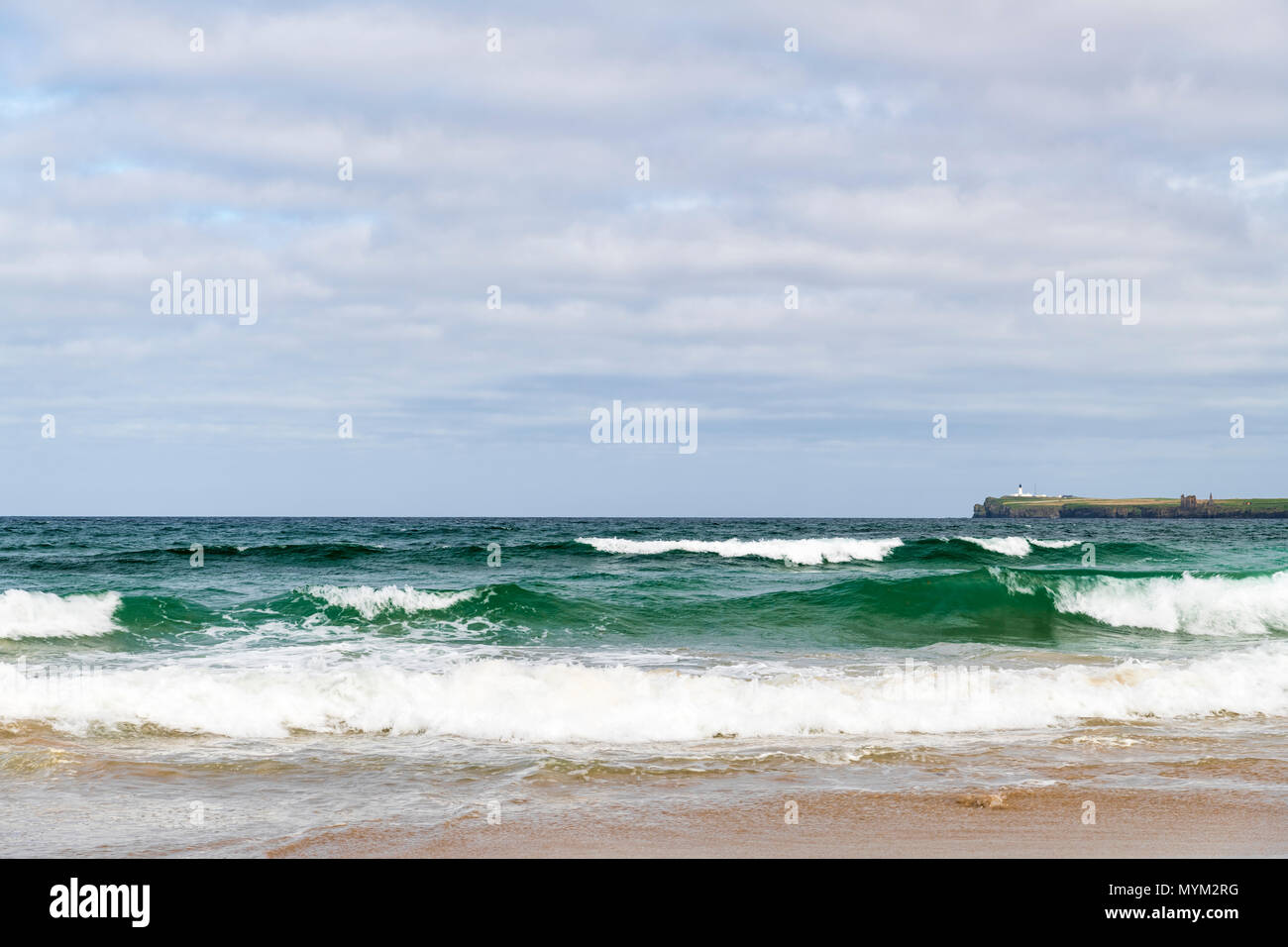 Guardando verso la testa di NOS e il faro da Sinclair's Bay nei pressi di stoppino in Caithness in Scozia. 22 Maggio 2018 Foto Stock