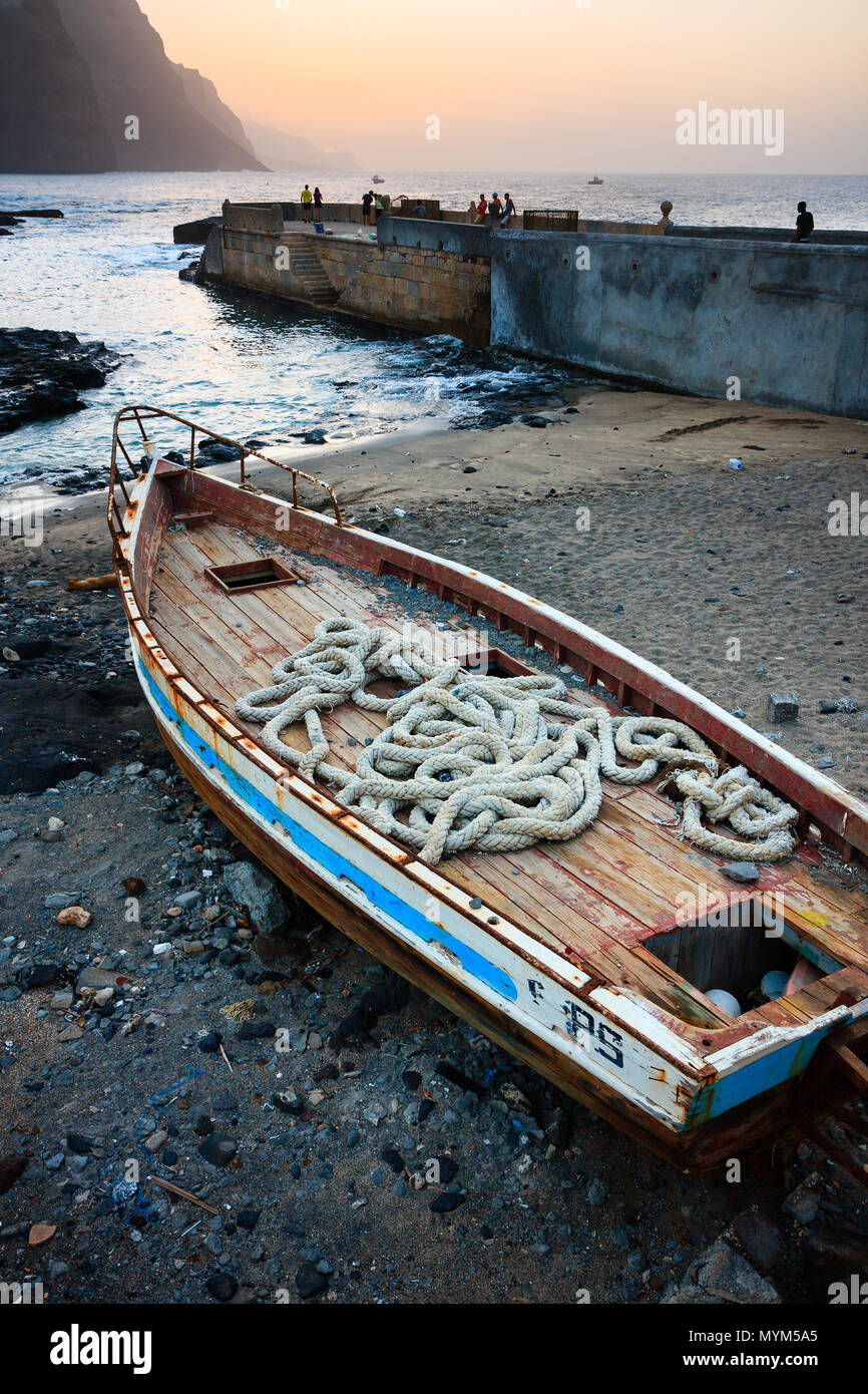 PONTA DO SOL, CAPO VERDE - Dicembre 08, 2015: di legno barca da pesca sulla spiaggia di Santo Antao isola. Foto Stock