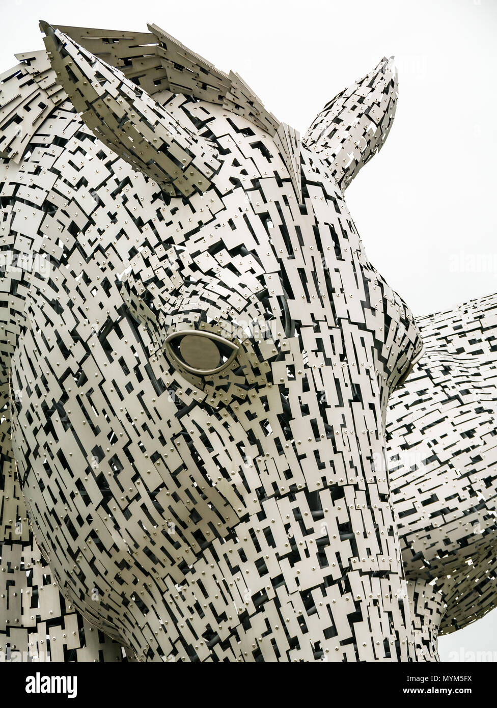 Primo piano di intricate sculture a cavallo in metallo di Kelpie di Andy Scott, Helix Park, Falkirk, Scozia, Regno Unito Foto Stock