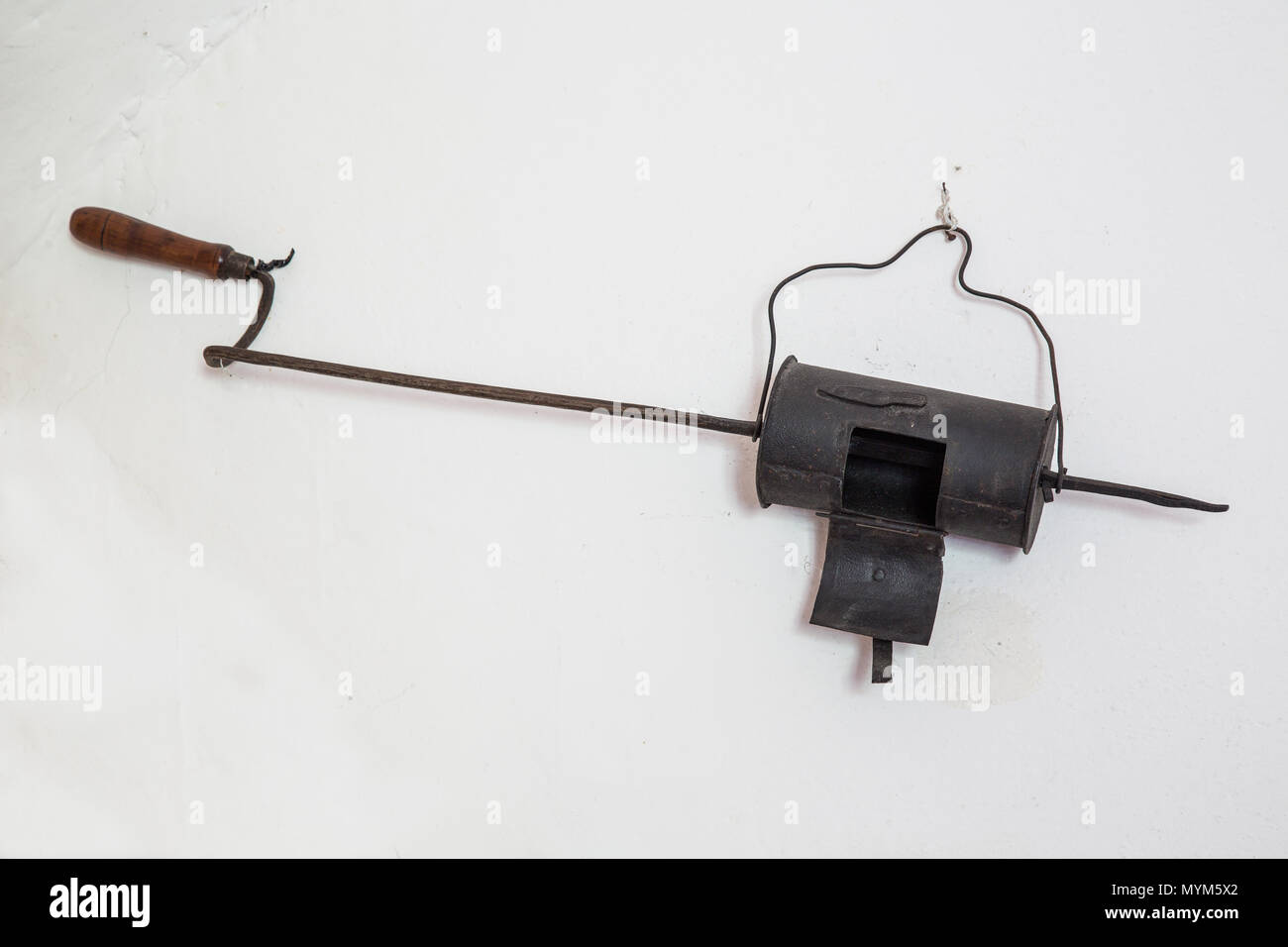 Vecchio strumento per la tostatura di orzo Foto Stock
