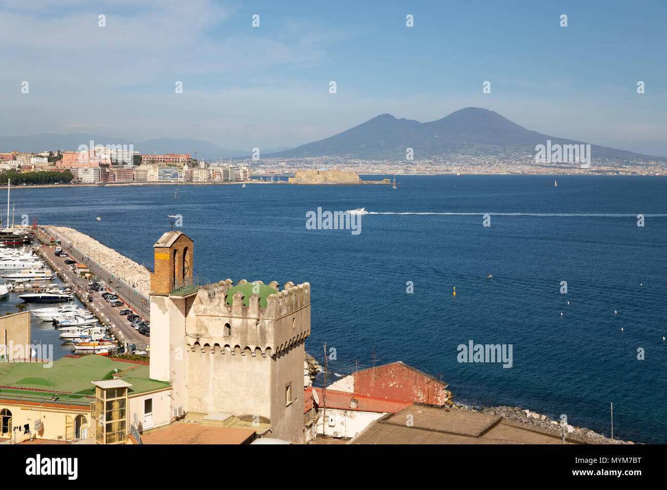 La vista della baia di Napoli e sul Vesuvio da Posillipo, Napoli, Campania, Italia, Europa Foto Stock