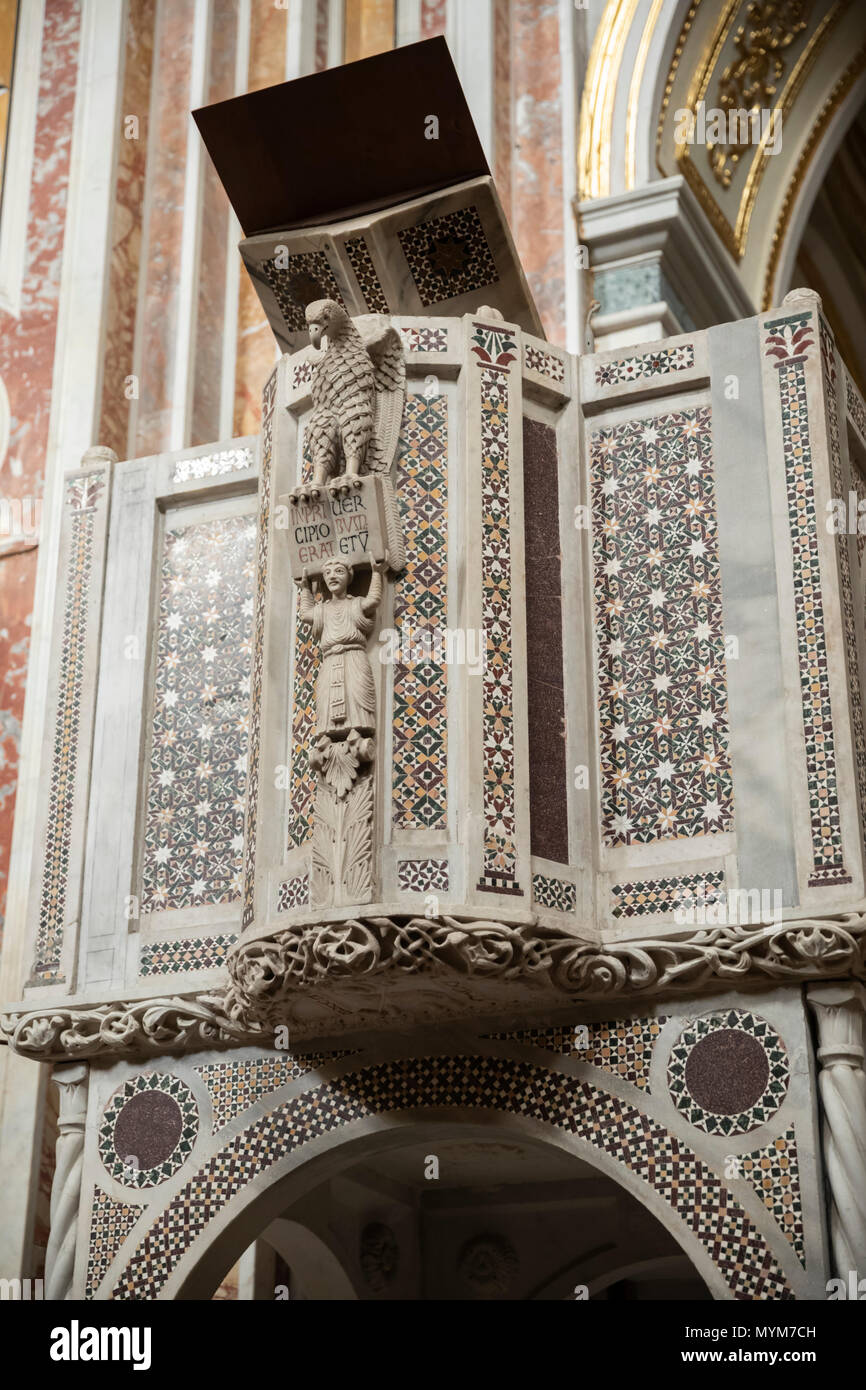 Norman pulpito interno alla abbazia benedettina della SS Trinità che è casa di monaci benedettini dell Ordo Cavensis, Corpo di Cava, Campania, Italia Foto Stock