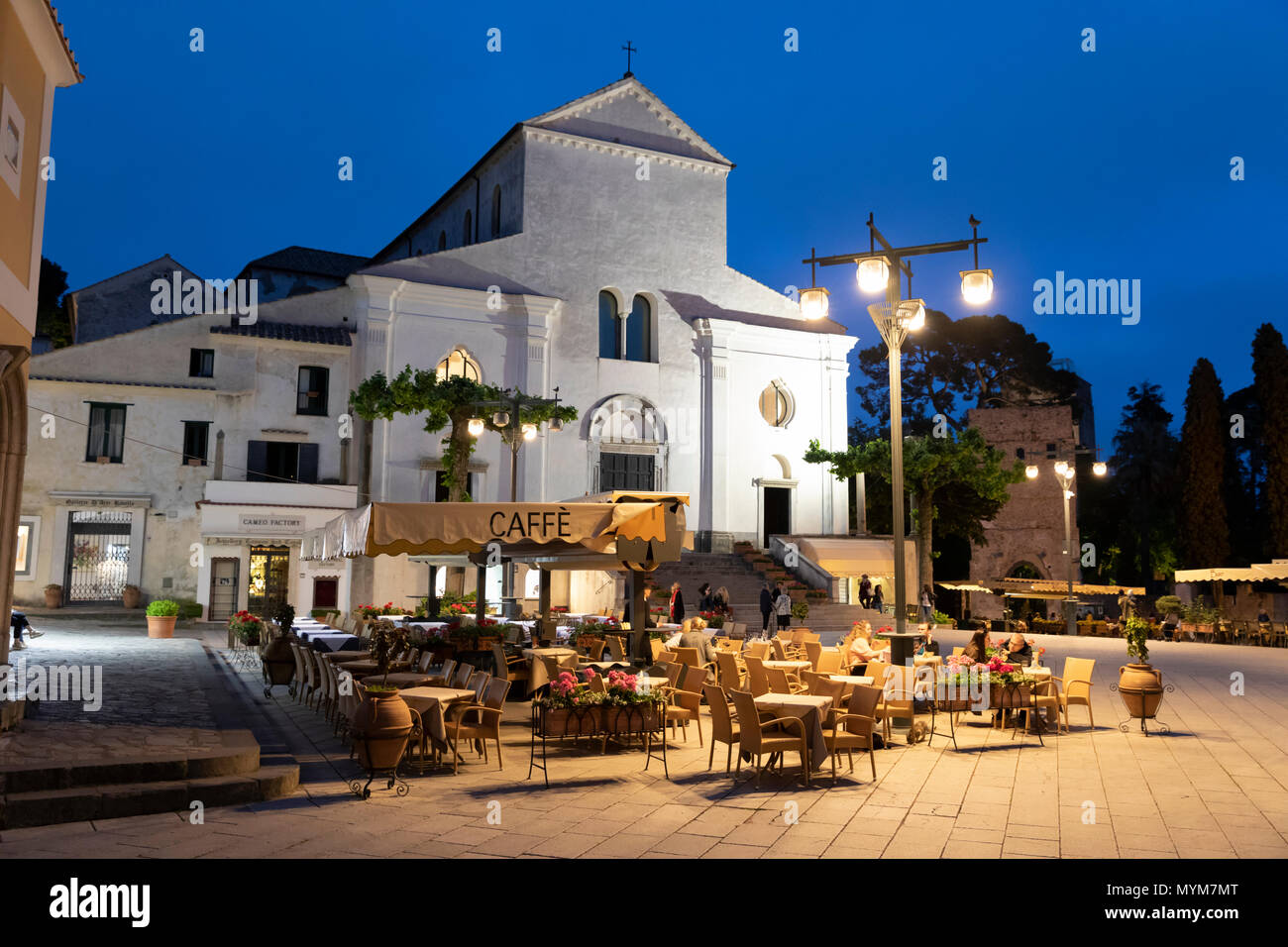 Caffè della Piazza Centrale e il Duomo dietro di notte, Ravello, la Costiera Amalfitana, Campania, Italia, Europa Foto Stock