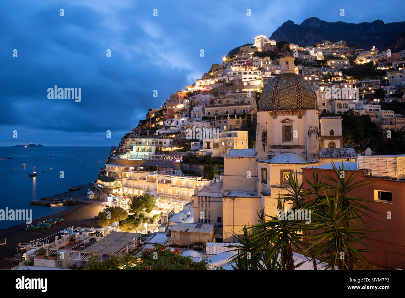 Vista sul resort di Positano al crepuscolo, Positano, la Costiera Amalfitana, Campania, Italia, Europa Foto Stock