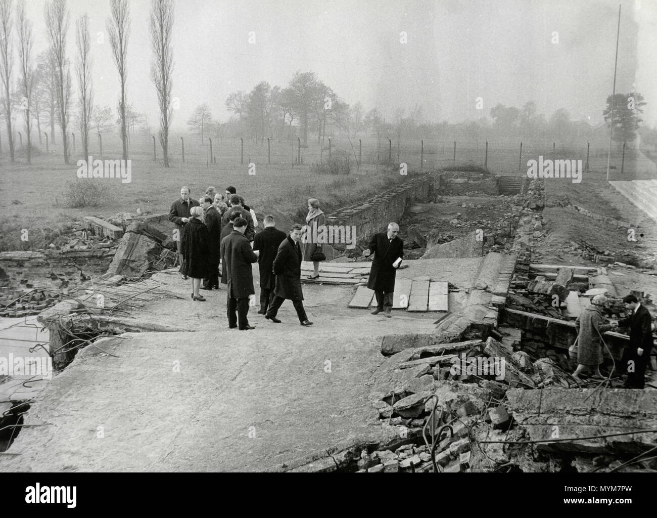 I politici in visita ai campi di concentramento dopo WW2, Auschwitz, Polonia 1940s Foto Stock