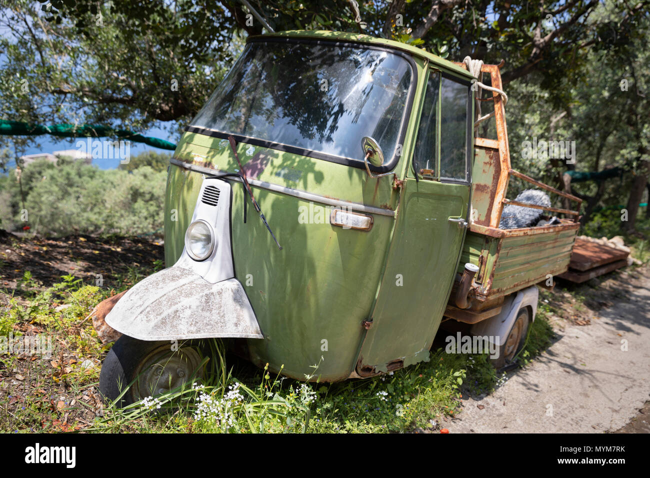 Abbandonato e rusty Piaggio Ape 3 wheeler, Termini, Campania, Italia, Europa Foto Stock Abbandonato e rusty Piaggio Ape 3 wheeler, Termini, Campania, Italia, Europa Foto Stock