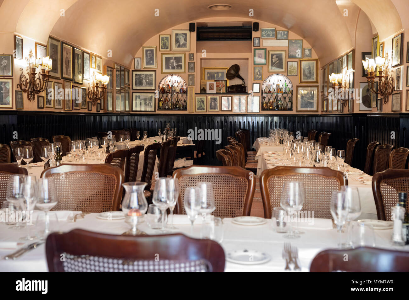 Interno del Ristorante Museo Caruso con immagini del famoso cantante sulle pareti, Via Sant'Antonino, Sorrento, campania, Italia, Europa Foto Stock