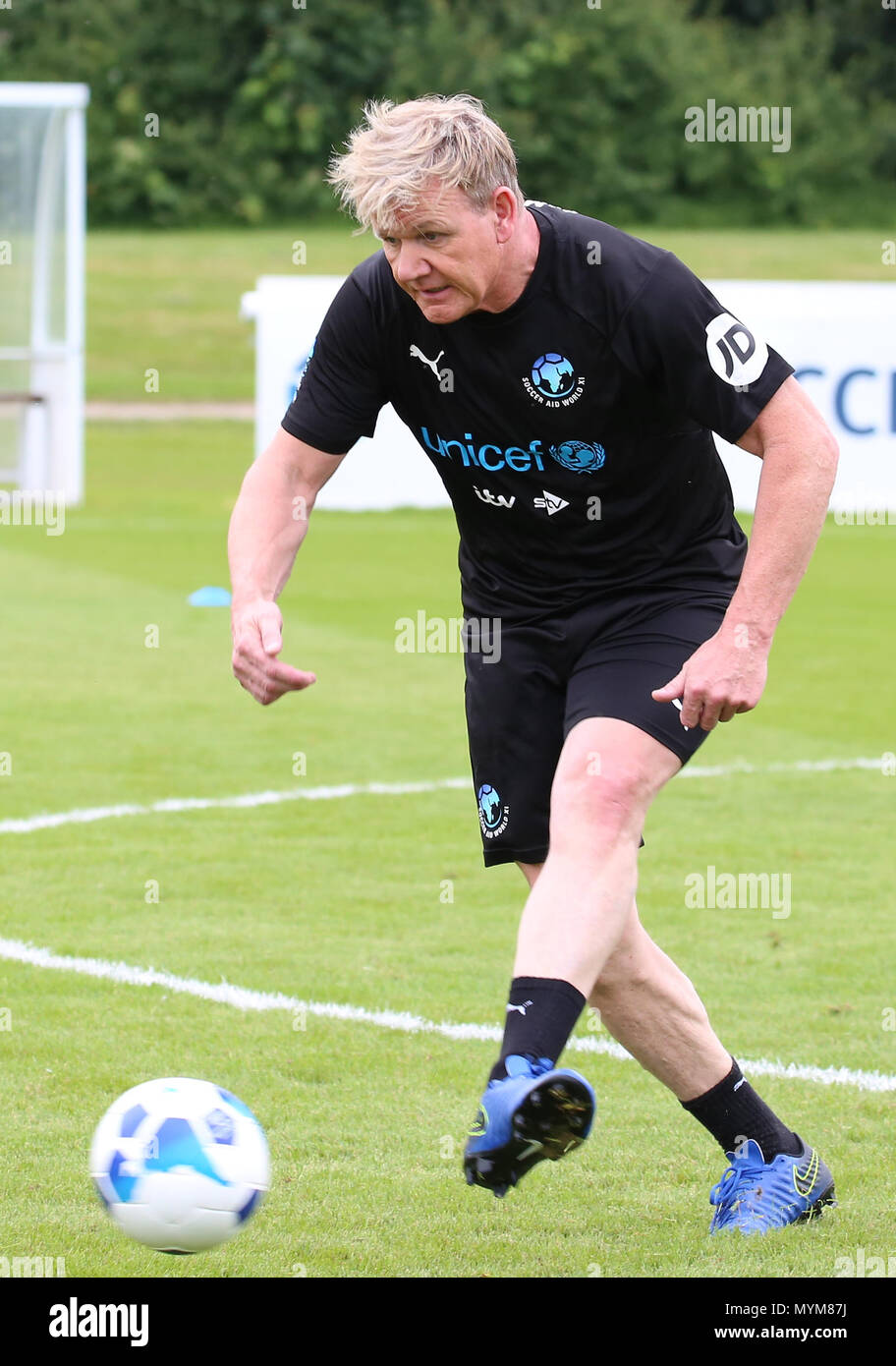 Gordon Ramsay durante il mondo XI del team di sessione di allenamento per il calcio aiuti per l'UNICEF a Motspur Park, Londra. Foto Stock