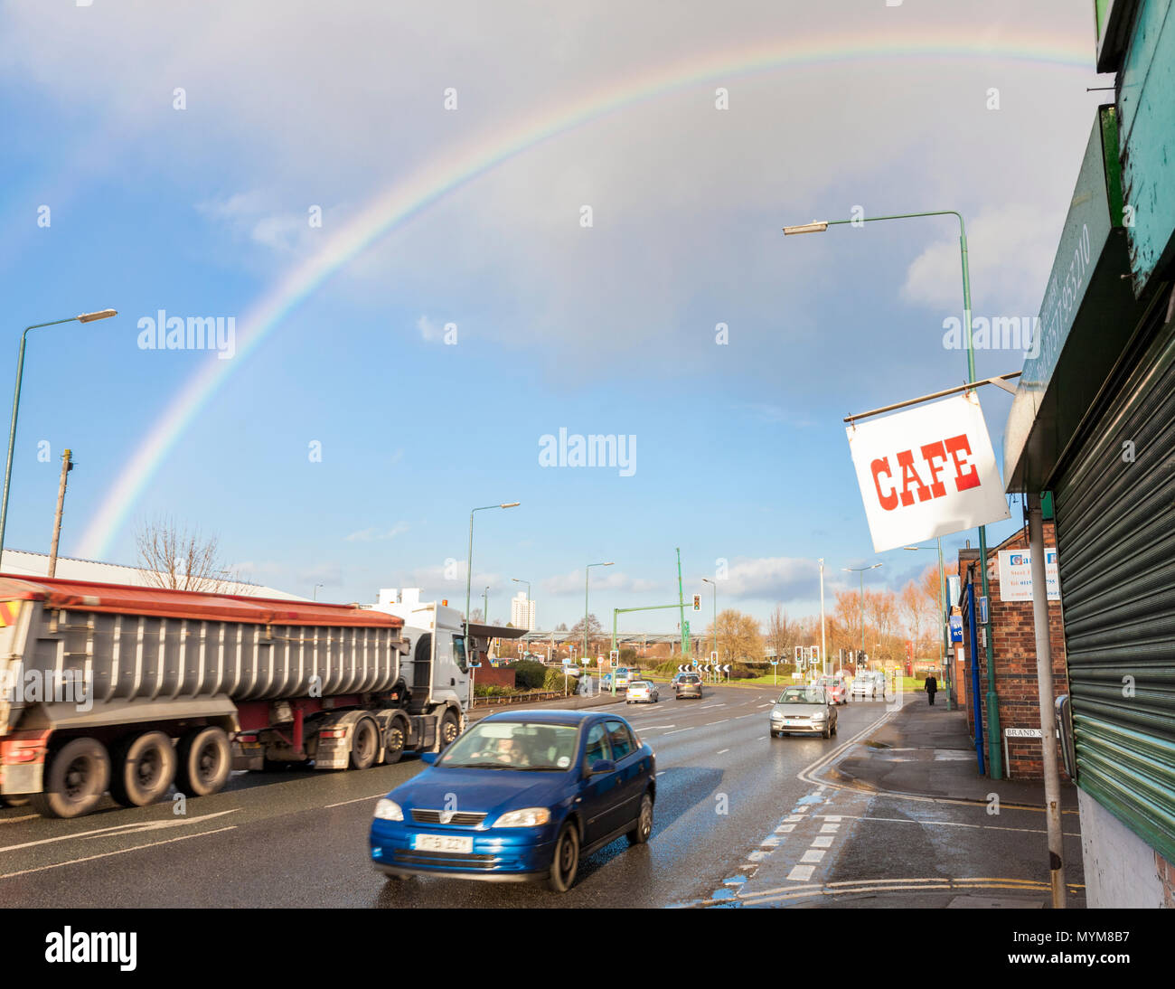Un arcobaleno doppio su una strada di città con il traffico, Nottingham, Inghilterra, Regno Unito Foto Stock