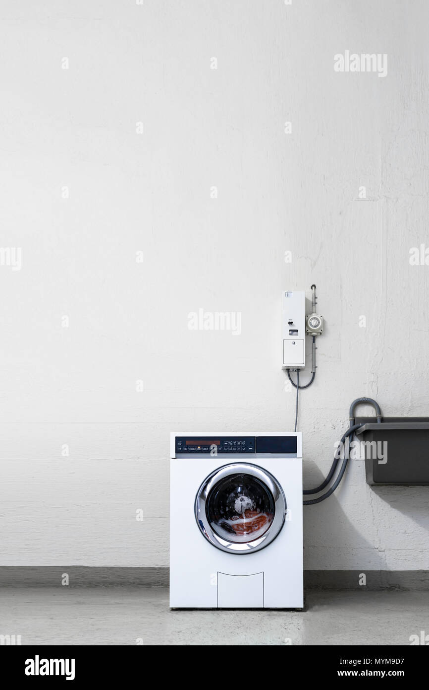 Stanza lavanderia con lavatrice Foto Stock