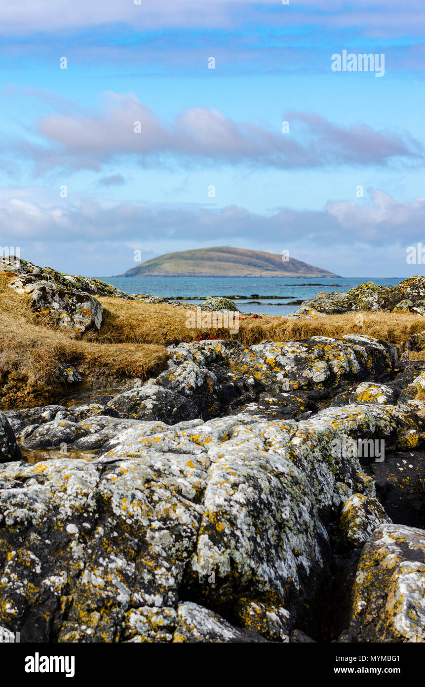 L'isola di Lingay shot da alghe marine-coperto rive dell'Isola di Eriskay, nelle Western Isles della Scozia Foto Stock