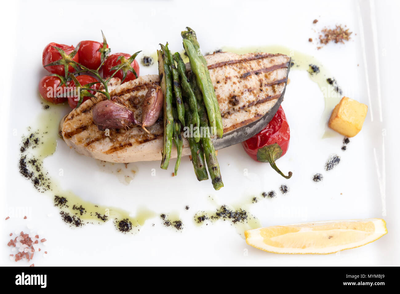 Grigliate di pesce con verdure alla griglia Foto Stock