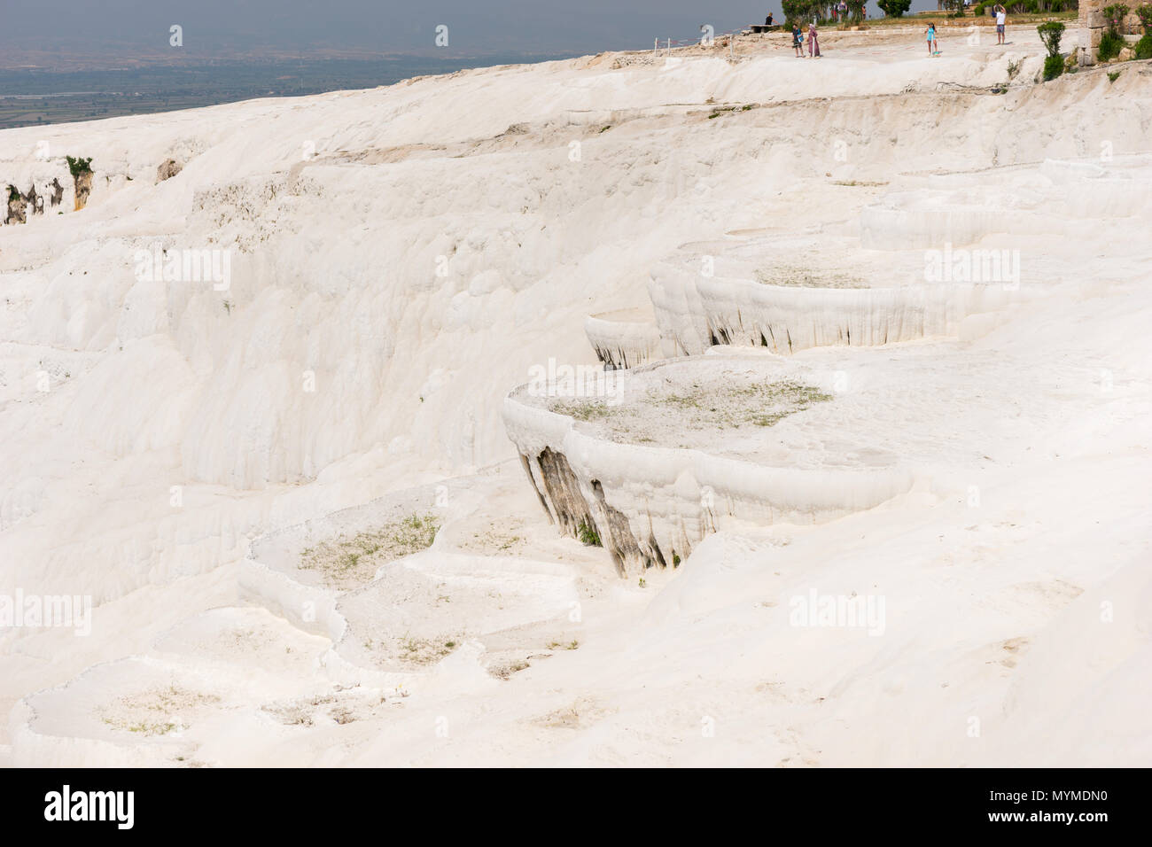 Le fasi di travertino o di terrazze presso le sorgenti calde, Pumakkale, Anatolia, la Turchia un Sito Patrimonio Mondiale dell'UNESCO e una popolare destinazione turistica Foto Stock