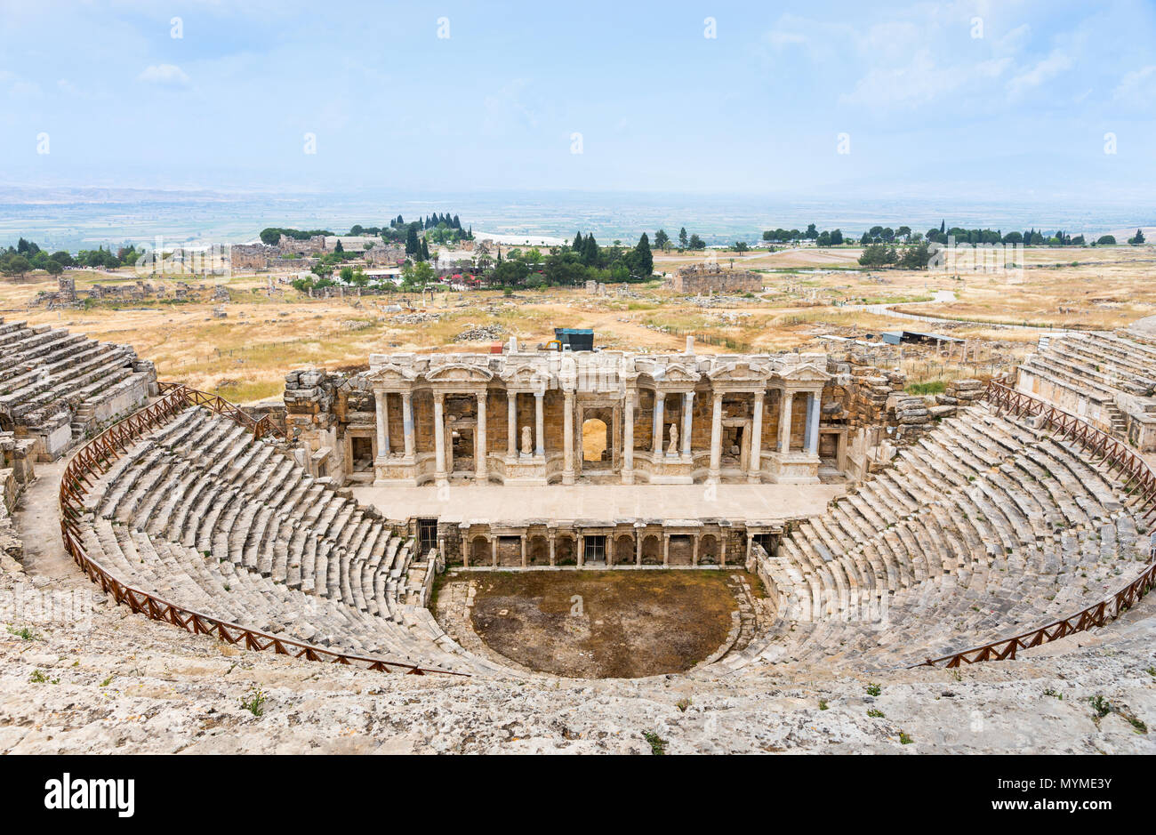 Vista panoramica del greco antico anfiteatro con file di sedili in primo piano, Grecia. Foto Stock