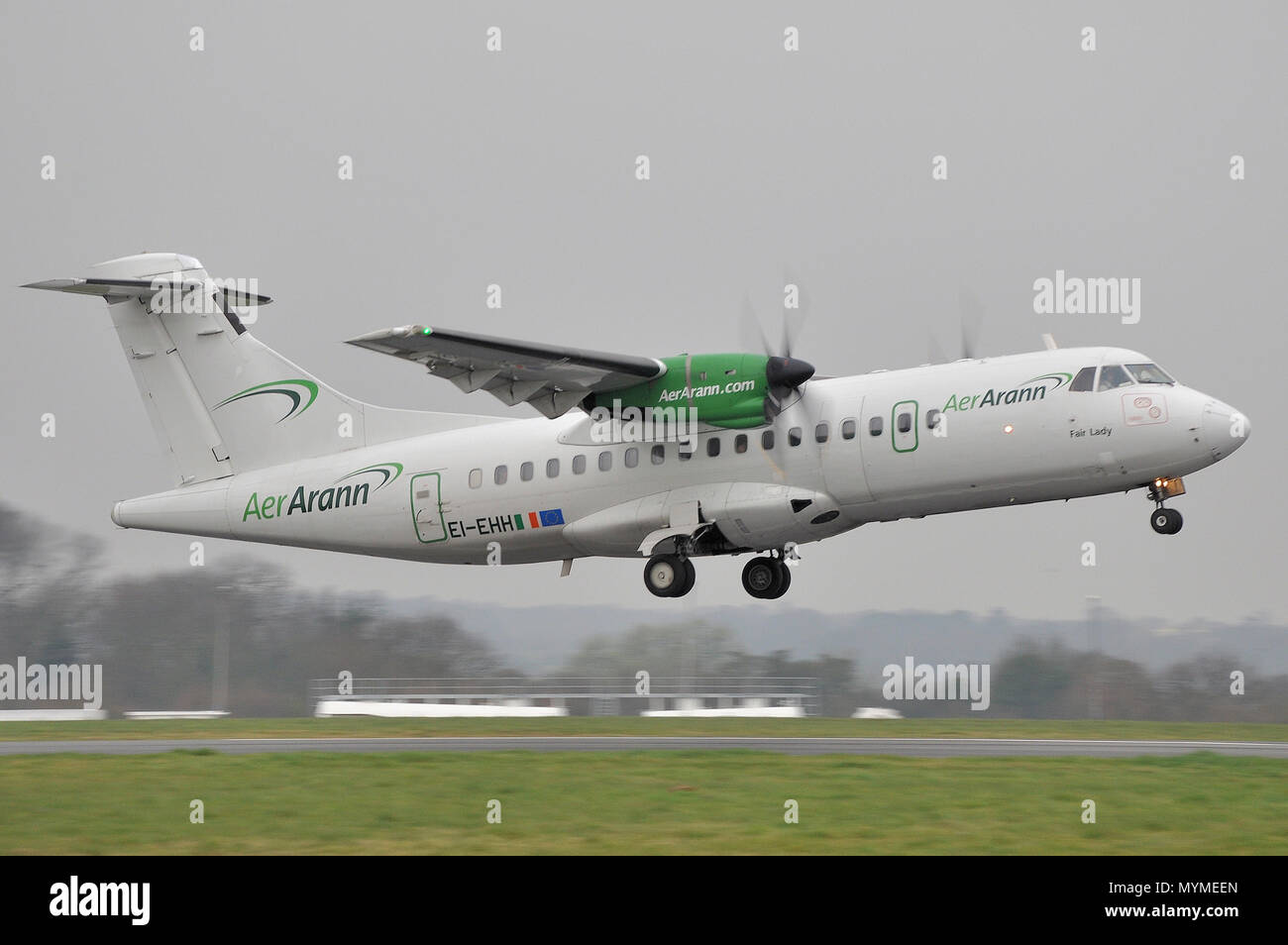 Cerimonia inaugurale Aer Arann servizio da e per Waterford, Irlanda. ATR 42 EI-EHH denominato Fair Lady / Bebhinn a nome di Aer Lingus. Taking off Foto Stock