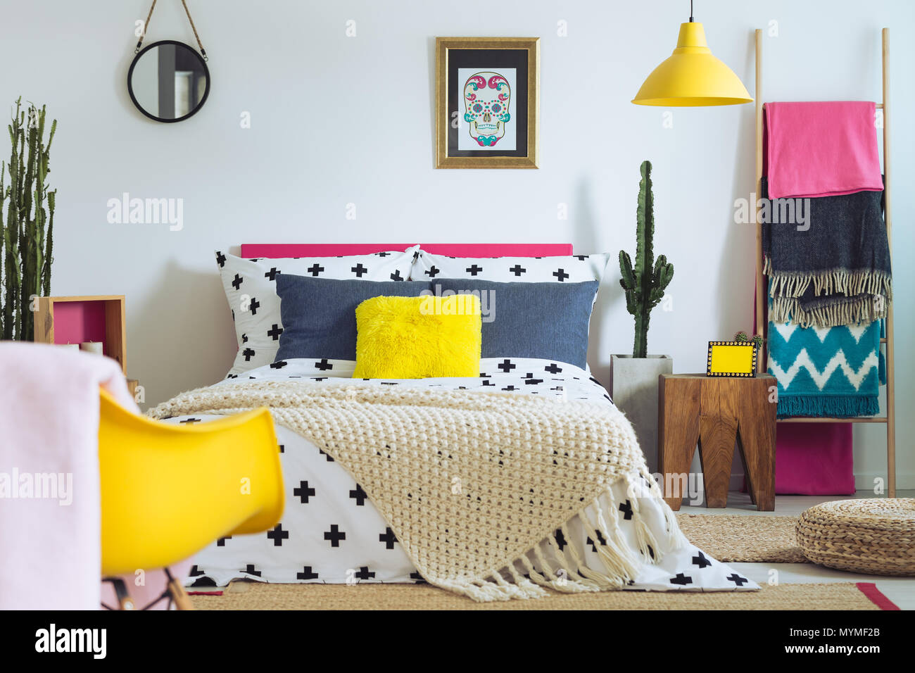 Folk moderna camera da letto con un mix di colori vivaci e modelli Foto Stock