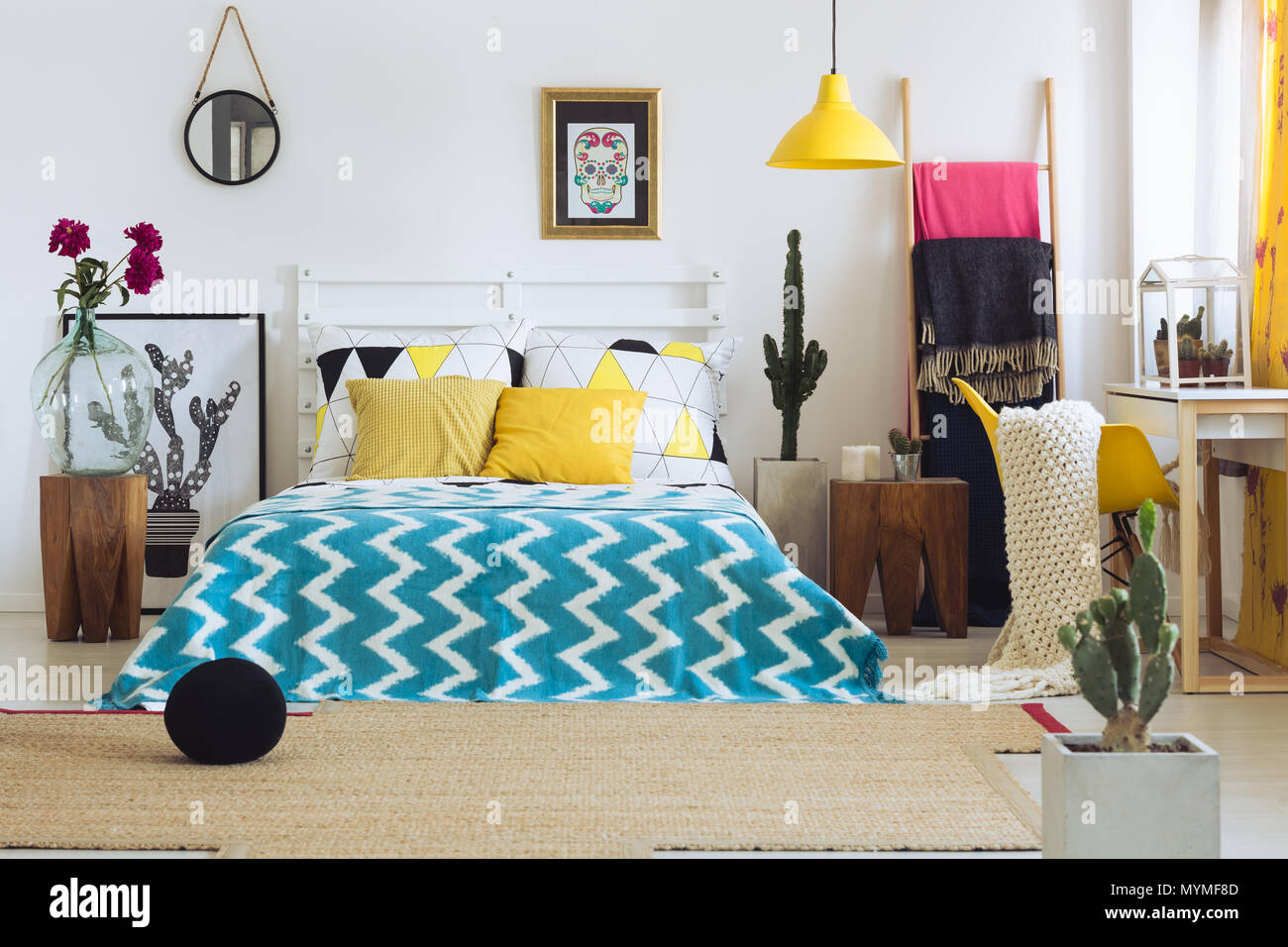 Alla moda decorazioni geometriche in una luminosa camera da letto colorate con colori brillanti Foto Stock