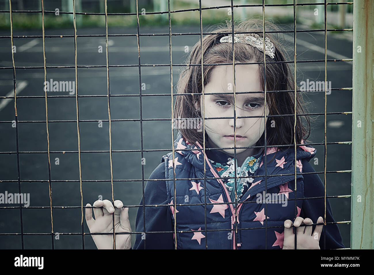 Bambino abbandonato i bambini senza genitori, problemi sociali della popolazione, allevare figli in rifugi, senzatetto, le persone dietro le sbarre, artis Foto Stock