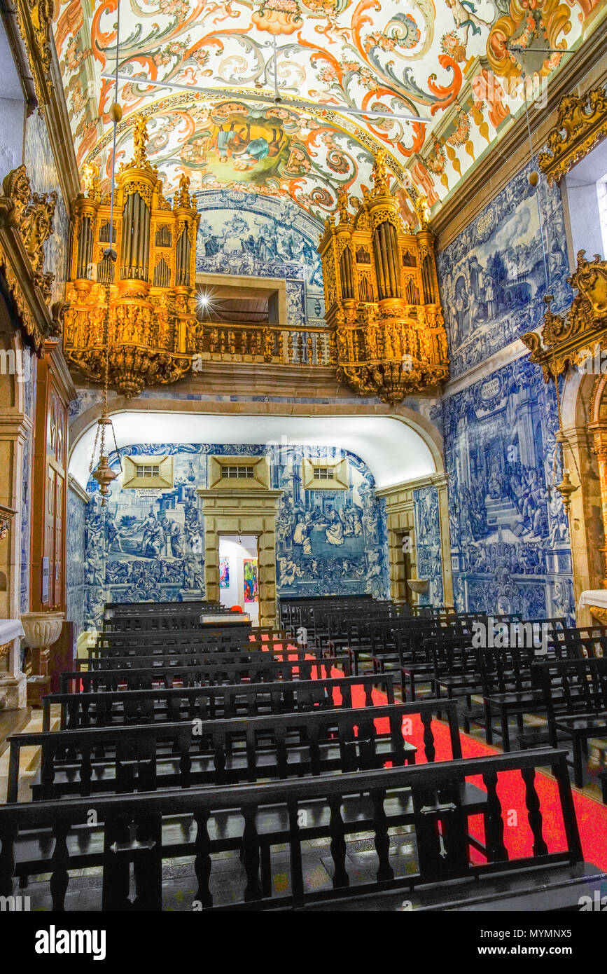 Interni colorati della chiesa della Misericordia a Viana do Castelo, Portogallo Foto stock - Alamy