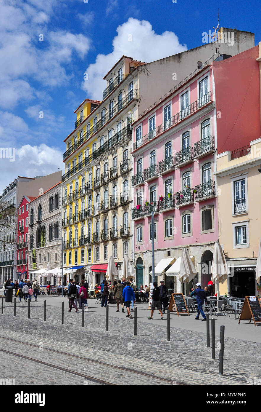 I turisti e gli edifici colorati, Rua dos Bacalhoeiros, Lisbona, Portogallo Foto Stock