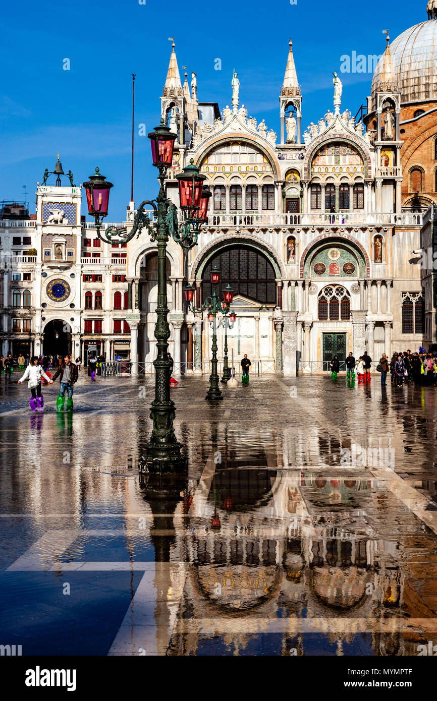 Acqua Alta (Alta Marea) In Piazza San Marco, Venezia, Italia Foto Stock